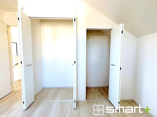 ~収納豊富な洋室~ ・各居室に備え付けの収納をご用意。タンスなどを置く場合と比べ出っ張らないので部屋の中を有効のご活用いただけます。 ・収納の広さなどぜひ現地でご確認くださいませ。