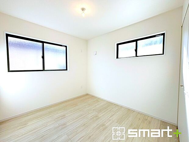 ~2面採光の明るいお部屋~ ・洋室は2面採光とする事で穏やかな陽の入る明るい空間となっております。 ・くつろぎのプライベート時間を明るい空間で穏やかにお過ごしいただけます。