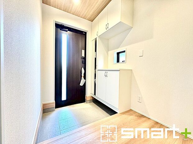 〜穏やかな陽の入る玄関〜 ・玄関ドアのガラス部分に加えてシューズボックスの間に窓を設ける事で穏やかな陽の入る玄関に。 ・ご家族やご来客を明るい空間で出迎えてくれます。 