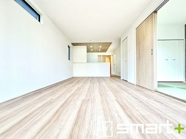 〜穏やかな陽の入るＬＤＫ〜 ・大きな窓のあるＬＤＫは陽当りも良好で明るい空間となっております。 ・ご家族団らんなど過ごす時間の多いＬＤＫが明るいのは嬉しいポイントですね。 