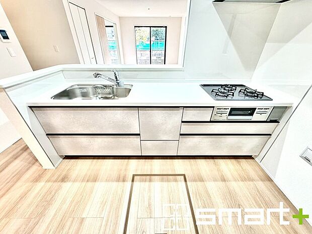 〜人気のカウンターキッチン〜 ・キッチンには余計な柱が無いので、リビングが見渡せ開放感のある造りとなっております。 ・蛇口には浄水器が内蔵されるなど機能面でも優れたキッチンです。 