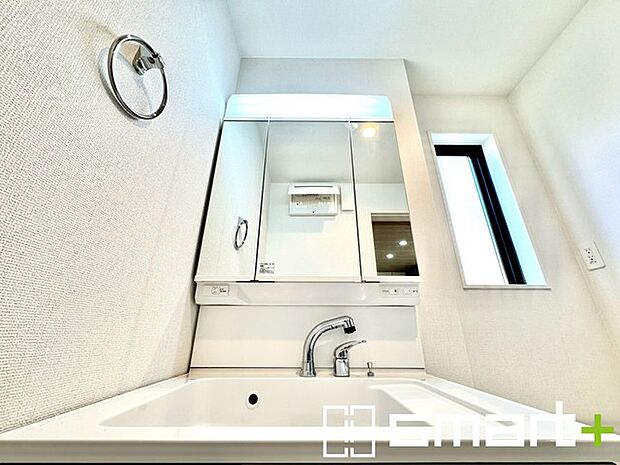 〜人気の三面鏡を採用〜 ・洗面台は三面鏡仕様なので鏡の角度を変える事で頭の後ろの方までご確認可能です。 ・鏡の裏が収納になっておりますので、洗面台周りもスッキリと片付きます。 