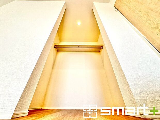 〜憧れのウォークインクローゼット〜 ・居室にウォークインを設ける事で季節ものや趣味の用具などもスッキリと収納可能です。 ・ぜひ現地でその便利さをご体感くださいませ。 