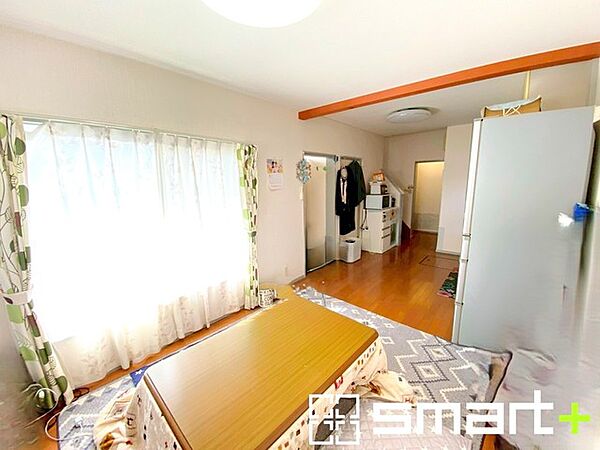 ～穏やかな陽の入るＬＤＫ～ ・大きな窓のあるＬＤＫは陽当りも良好で明るい空間となっております。 ・ご家族団らんなど過ごす時間の多いＬＤＫが明るいのは嬉しいポイントですね。