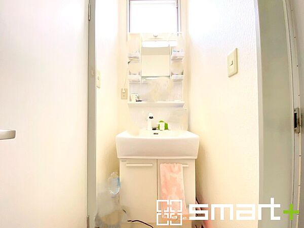 ～シャワー付き洗面台を採用～ ・洗面台の蛇口がホースで伸びシャワーとしてご利用可能。 ・朝の寝ぐせ直しなどにシャワーを使いたい時、洗面台の掃除をする際にも便利にお使いいただけますよ。