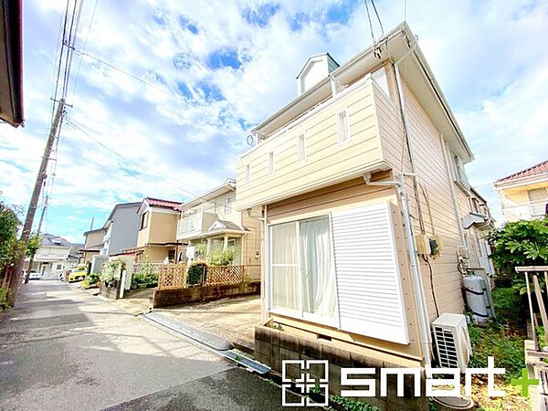 ～閑静な住宅街の立地～ ・周辺は閑静な住宅街となっておりますので、静かな暮らしをご実現いただけます。 ・前面道路の交通量も多くないので、小さなお子様がいるご家庭でもご安心ですね。