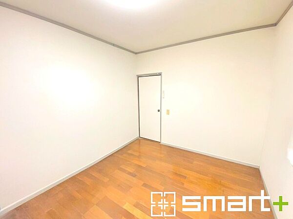 ～オプション施行もお任せください～ ・フローリングの変色など劣化を軽減し、水をこぼした場合などにも防いでくれるフロアコーテイングが人気となっております。 ・オプション施行もお任せください。