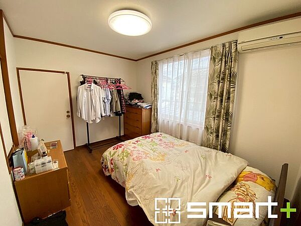 ～収納豊富な洋室～ ・備え付けの収納をご用意。タンスなどを置く場合と比べ出っ張らないので部屋の中を有効のご活用いただけます。 ・収納の広さなどぜひ現地でご確認くださいませ。