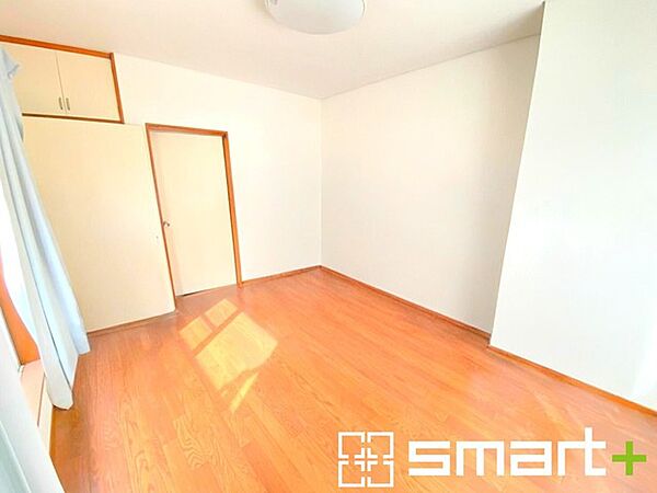 ～自然な風合いの洋室～ ・ナチュラルな色彩で纏められた洋室は家具のコーディネートもしやすくなっております。 ・どんな家具にするか考えるだけでも楽しくなってきますね。