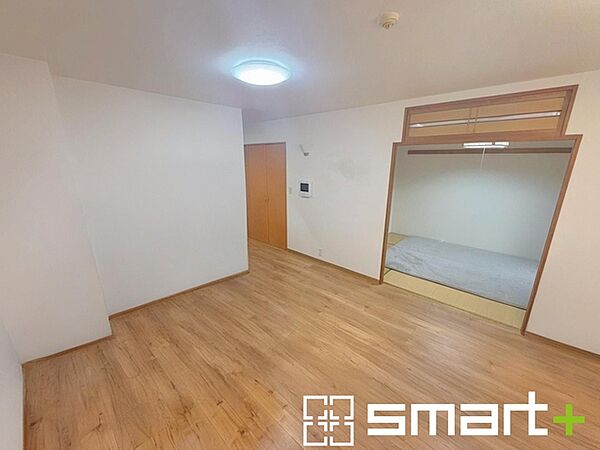 ※本画像は既存家具をAIにより削除し、室内を加工したものです。