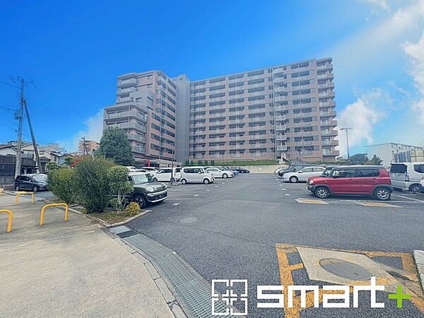 ～堂々とした大型のマンション～ ・総戸数の多い大型のマンションですので、外観の迫力もあり誇りに思えるようなお住まいとなっております。 ・ぜひ現地でご体感くださいませ。