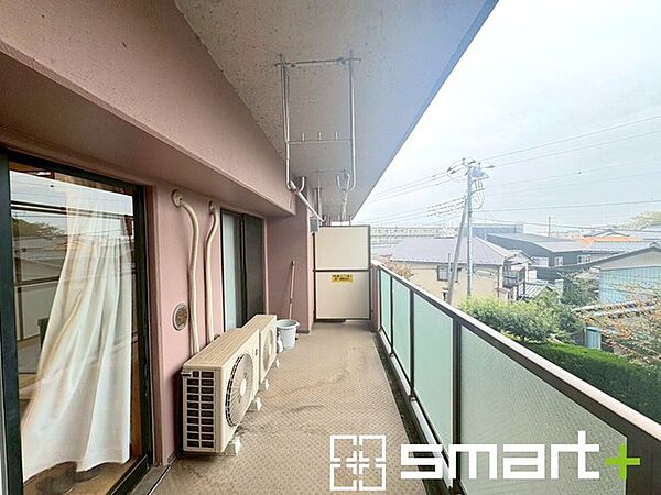 ～洗濯物も干しやすいバルコニー～ ・バルコニーには物干し竿受けが標準装備されております。 ・テラス屋根等のオプションもお気軽にご相談くださいませ。