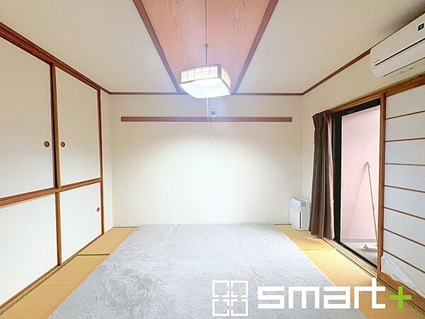 ～収納豊富な洋室～ ・各居室に備え付けの収納をご用意。タンスなどを置く場合と比べ出っ張らないので部屋の中を有効のご活用いただけます。 ・収納の広さなどぜひ現地でご確認くださいませ。