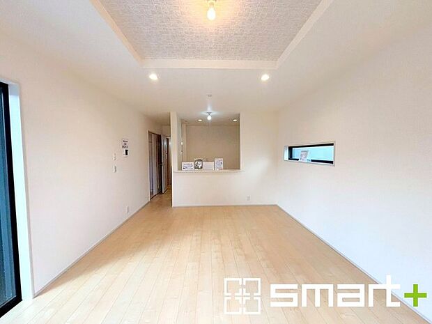 〜余裕の空間が広がるＬＤＫ〜 ・16帖あるＬＤＫはご家族団らんのお時間を余裕の広さで演出してくれます。 ・ご内覧の際は家具の配置などもイメージしながらご覧くださいませ。 