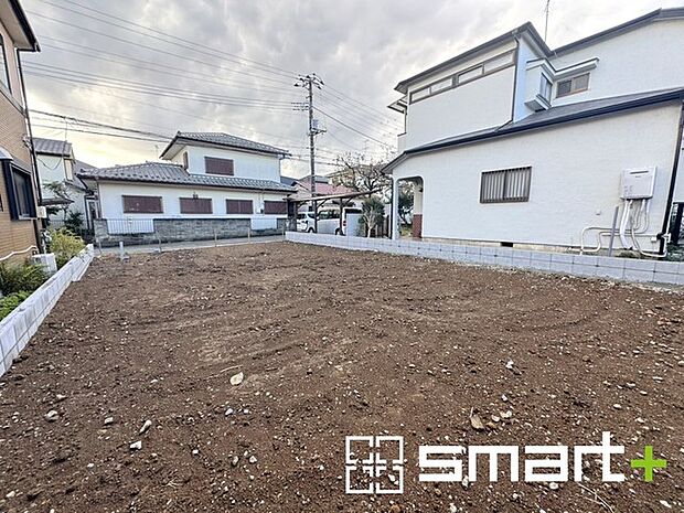 〜閑静な住宅街の立地〜 ・周辺は閑静な住宅街となっておりますので、静かな暮らしをご実現いただけます。 ・前面道路の交通量も多くないので、小さなお子様がいるご家庭でもご安心ですね。