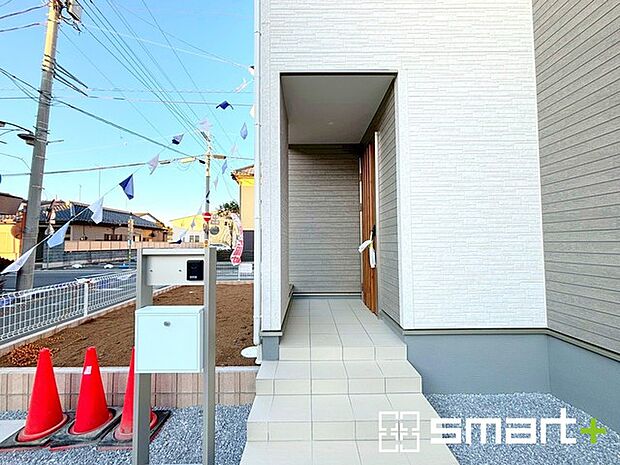 〜お住まいの顔「玄関」〜 ・玄関ドアの上にはもちろん軒がございますので、雨の日でも濡れずに鍵の開閉が可能です。 ・鍵は防犯性に優れたディンプルキーを採用。 