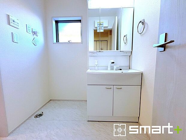 〜シャワー付き洗面台を採用〜 ・洗面台の蛇口がホースで伸びシャワーとしてご利用可能。 ・朝の寝ぐせ直しなどにシャワーを使いたい時、洗面台の掃除をする際にも便利にお使いいただけますよ。