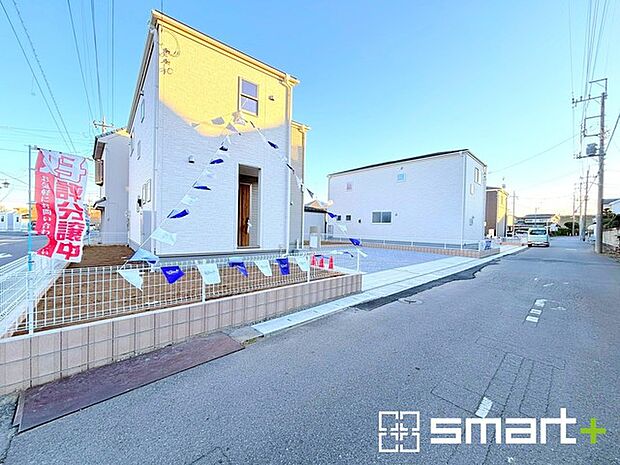 〜閑静な住宅街の立地〜 ・周辺は閑静な住宅街となっておりますので、静かな暮らしをご実現いただけます。 ・前面道路の交通量も多くないので、小さなお子様がいるご家庭でもご安心ですね。 