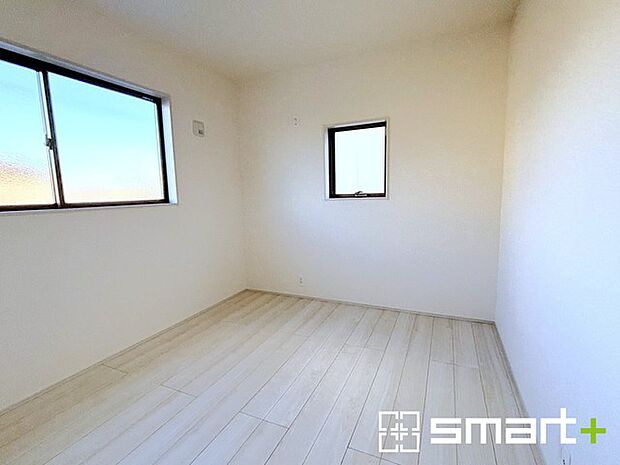 〜2面採光の明るいお部屋〜 ・洋室は2面採光とする事で穏やかな陽の入る明るい空間となっております。 ・くつろぎのプライベート時間を明るい空間で穏やかにお過ごしいただけます。 
