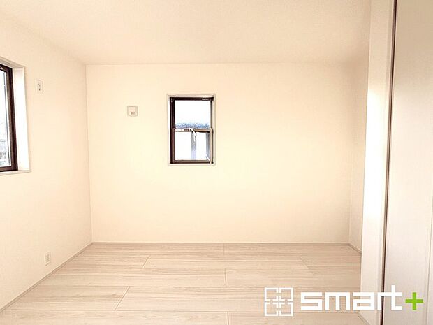 〜収納豊富な洋室〜 ・各居室に備え付けの収納をご用意。タンスなどを置く場合と比べ出っ張らないので部屋の中を有効のご活用いただけます。 ・収納の広さなどぜひ現地でご確認くださいませ。 