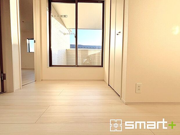 〜階段上ホール〜 ・居室を通らずにバルコニーへの出入り可能なので、毎日のお洗濯もラクラク快適。 ・日当たりもよいので室内物干しには最適です。