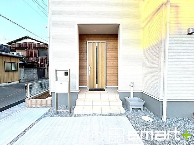 〜お住まいの顔「玄関」〜 ・玄関ドアの上にはもちろん軒がございますので、雨の日でも濡れずに鍵の開閉が可能です。 ・鍵は防犯性に優れたディンプルキーを採用。 