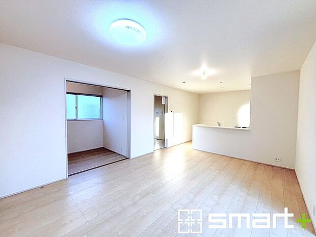 〜穏やかな陽の入るＬＤＫ〜 ・穏やかな陽だまりに包まれる居心地の良いＬＤＫは、ご家族が自然と集まる憩いのスペースに。 ・料理と洗濯、片付けなど並行して家事を進める時に便利な回遊動線。 