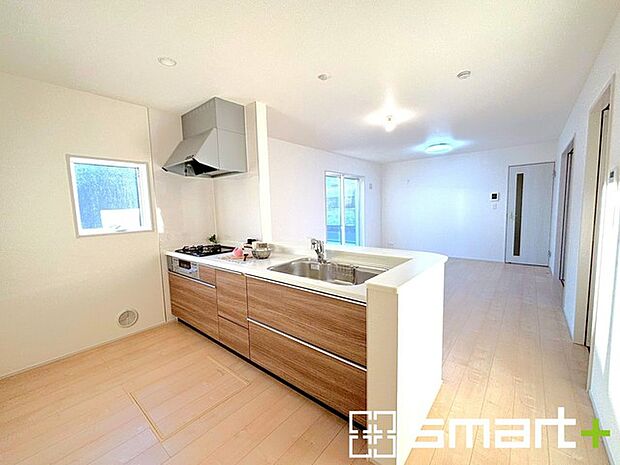 〜使い勝手の良いシステムキッチン〜 ・料理がしやすい設計のキッチンでお料理もはかどりますね。 ・もちろんキッチン下部は収納になっておりますので、フライパンなども収納可能です。 