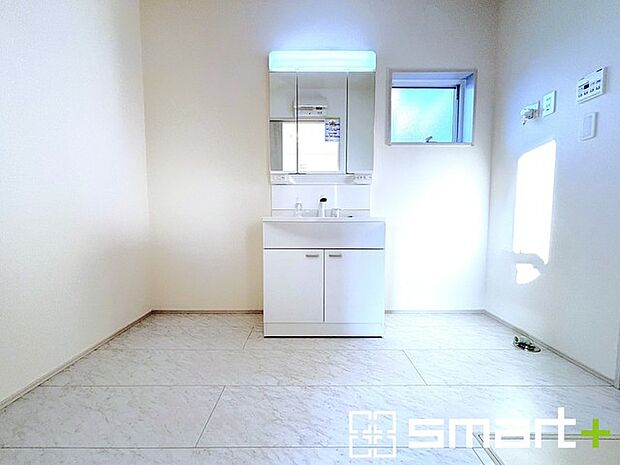 〜余裕のある広さの洗面スペース〜 ・洗面スペースを大きめに取る事でリネン置場などにも困らず、洗濯なども楽々行っていただけます。 ・洗面が広い物件は意外と少ないので、ぜひご覧くださいませ。 