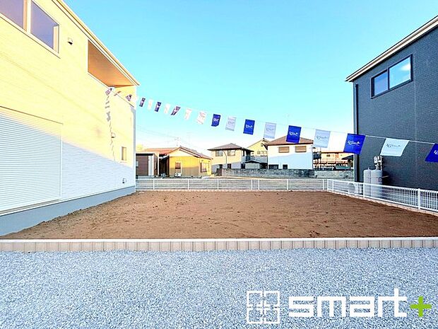 〜広々したお庭のある邸宅〜 ・余裕の敷地には広いお庭もご用意。 ・ガーデニングや安らぎの空間として、倉庫を置いたりと様々な活用が可能です。 ・人工芝の敷設などもお気軽にご相談くださいませ。 