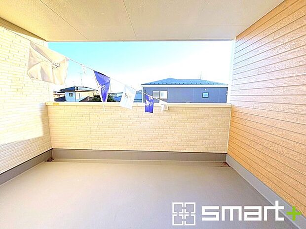 〜屋根付きのバルコニー〜 ・バルコニーは屋根付きなので急な雨でも安心です。 ・奥行きもあるので洗濯物が干しやすいのも嬉しいポイントですね。 