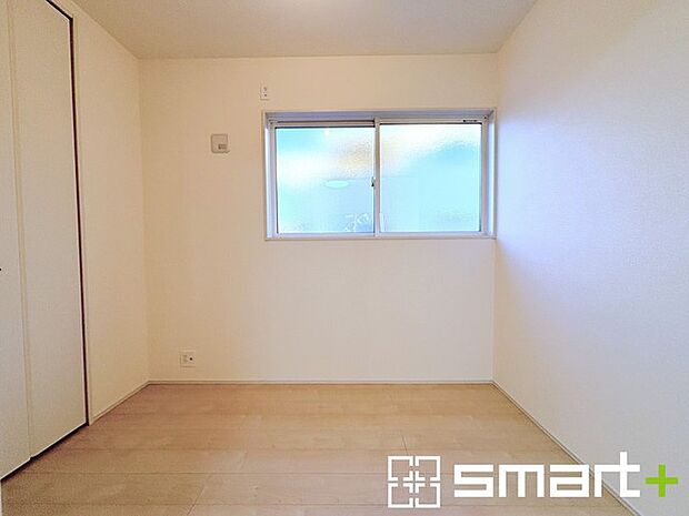 〜リビング横の洋室〜 ・リビング横には開放感をプラスしてくれる洋室。収納スペース付きで寝室にもお使いいただけます。 ・お子様のプレイルームやお昼寝、趣味のお部屋など、用途様々ですね。 