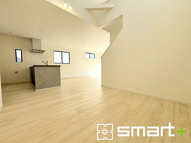 〜余裕の空間が広がるＬＤＫ〜 ・22.3帖あるＬＤＫはご家族団らんのお時間を余裕の広さで演出してくれます。 ・ご内覧の際は家具の配置などもイメージしながらご覧くださいませ。 