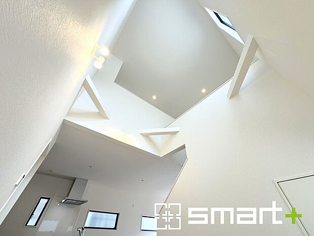 〜吹抜けのあるＬＤＫ〜 ・ＬＤＫに吹抜けを配する事で縦への空間が生まれ、開放感のある広々とした仕様に。 ・ご来客の際なども自慢できるような高級仕様のＬＤＫとなっております。 