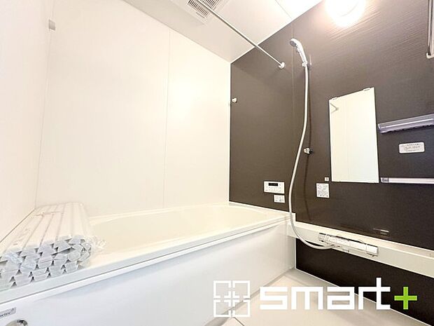 〜暖房乾燥機付きの浴室〜 ・ヒートショック対策にもなる浴室暖房を標準装備。冬場でも暖かくしてからご入浴が可能です。 ・もちろん乾燥機も付いておりますので、雨の日でも洗濯物を干せますよ。 