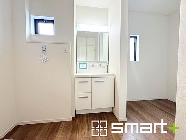 〜人気の三面鏡を採用〜 ・洗面台は三面鏡仕様なので鏡の角度を変える事で頭の後ろの方までご確認可能です。 ・鏡の裏が収納になっておりますので、洗面台周りもスッキリと片付きます。 