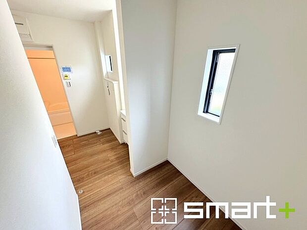 〜収納も充実の洗面所〜 ・洗面所にはリネンスペースを設ける事でタオルや洗剤などの置場にも困りません。 ・意外とリネンスペースがある物件は少ないので、ぜひ現地でその魅力をご確認ください。 