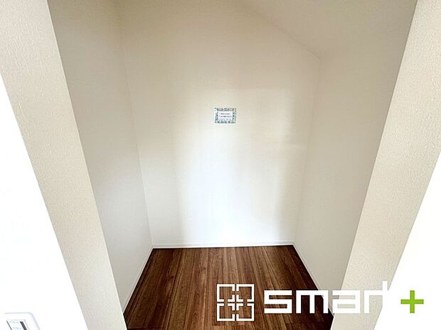 〜憧れのウォークインクローゼット〜 ・居室にウォークインを設ける事で季節ものや趣味の用具などもスッキリと収納可能です。 ・ぜひ現地でその便利さをご体感くださいませ。 