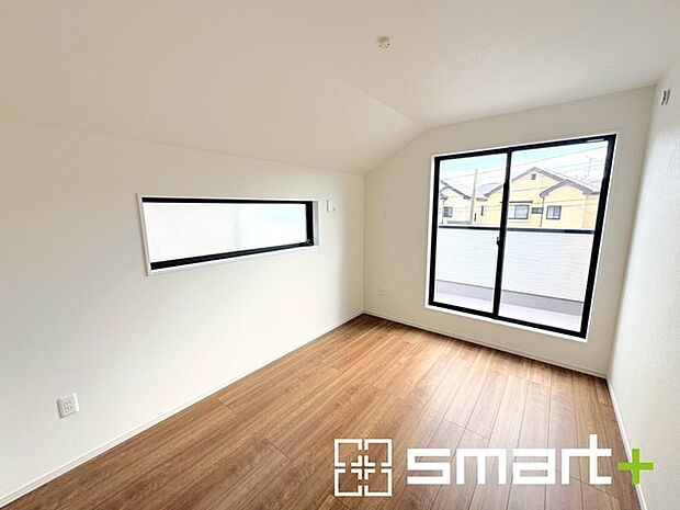 〜2面採光の明るいお部屋〜 ・洋室は2面採光とする事で穏やかな陽の入る明るい空間となっております。 ・くつろぎのプライベート時間を明るい空間で穏やかにお過ごしいただけます。 