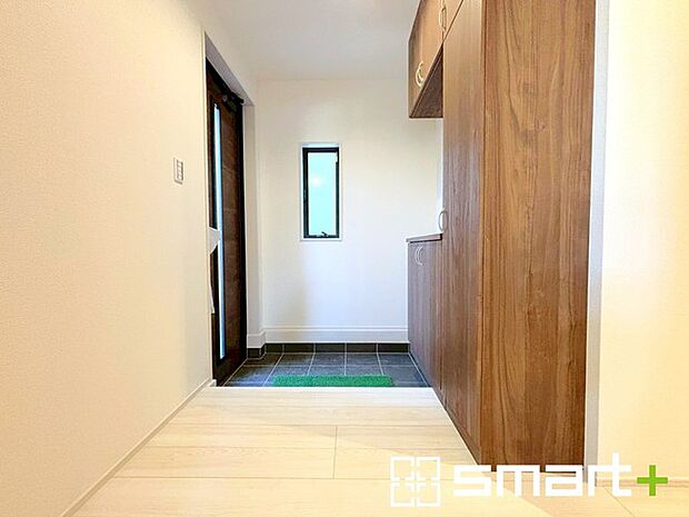 ~穏やかな陽が入る玄関~ ・窓に加えて玄関ドアのガラス部分からも穏やかな陽が入り、明るい玄関になります。 ・備え付けのシューズボックスはたっぷりしまえて玄関がスッキリ片付きますね。