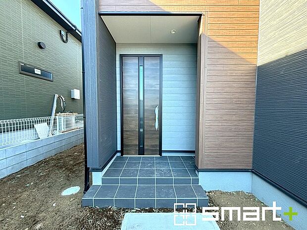 ~お住まいの顔「玄関」~ ・玄関ドアの上にはもちろん軒がございますので、雨の日でも濡れずに鍵の開閉が可能です。 ・鍵は防犯性に優れたディンプルキーを採用。