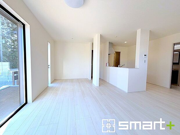 ~穏やかな陽の入るLDK~ ・大きな窓のあるLDKは陽当りも良好で明るい空間となっております。 ・ご家族団らんなど過ごす時間の多いLDKが明るいのは嬉しいポイントですね。