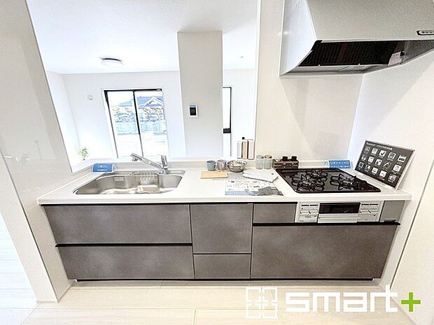 〜人気のカウンターキッチン〜 ・キッチンは人気のカウンタータイプを採用。「ご家族の顔が見える」造りです。 ・蛇口に浄水器が内蔵されているなど機能面でも優れた仕様です。 