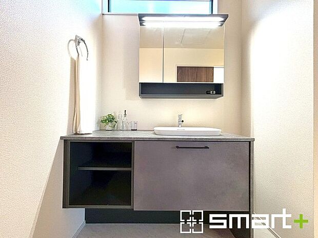 ~スタイリッシュな洗面化粧台~ ・洗面台やカウンターがスタイリッシュなデザインでオシャレな雰囲気に仕上げております。 ・洗面台の下にたっぷりの収納スペースがあり、洗剤などのストックもしまえます。