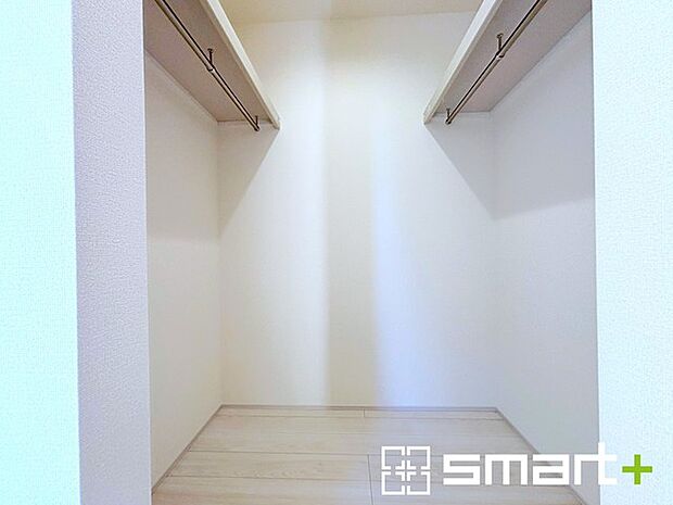 〜ウォークインクローゼット〜 ・衣類をハンガーに掛けたまま収納できるウォークインクローゼットは重宝しますね。 ・季節ものや小物類なども整理整頓しやすく生活空間が広がります。 