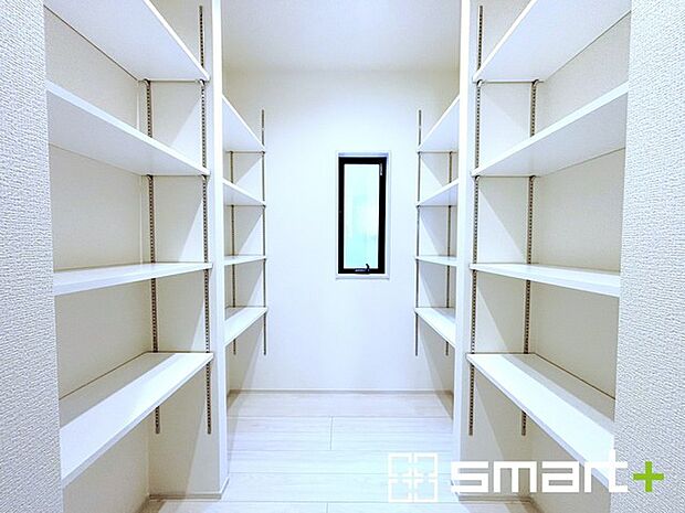 ~パントリーのあるお住まい~ ・キッチン横にパントリー(食糧庫)をご用意。買い溜めした食材などはもちろん、ティッシュなどの置場としてもご利用いただけます。 ・ぜひ現地でご確認くださいませ。