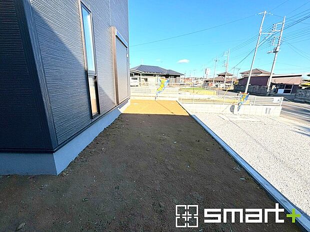 ~お庭もある余裕の敷地~ ・広々した敷地にはお庭もご用意。お庭があるだけで余裕を感じますね。 ・防草シートや人工芝の敷設などのオプションもお気軽にご相談くださいませ。