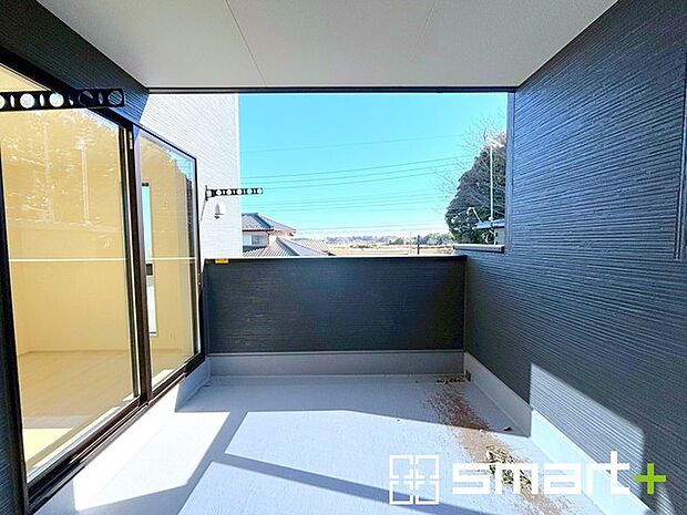 ~屋根付きのバルコニー~ ・バルコニーは屋根付きなので急な雨でも安心です。 ・奥行きもあるので洗濯物が干しやすいのも嬉しいポイントですね。