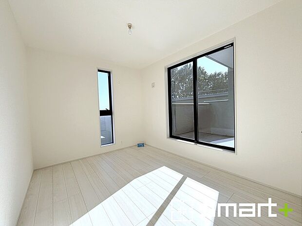 ~バルコニーに面した洋室~ ・バルコニー側の大きな窓から穏やかな陽が差し込む明るい洋室はウォークインクローゼット付。 ・8帖のゆとりある広さでご夫婦やご兄弟でもゆったりお過ごしいただけます。