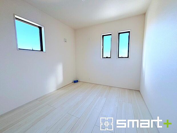 ~2面採光の明るいお部屋~ ・洋室は2面採光とする事で穏やかな陽の入る明るい空間となっております。 ・くつろぎのプライベート時間を明るい空間で穏やかにお過ごしいただけます。